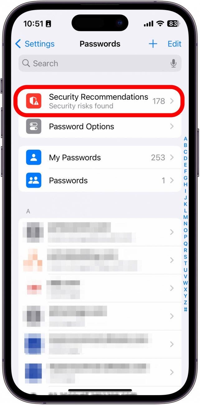 iPhone-Passworteinstellungen mit rot eingekreister Schaltfläche für Sicherheitsempfehlungen