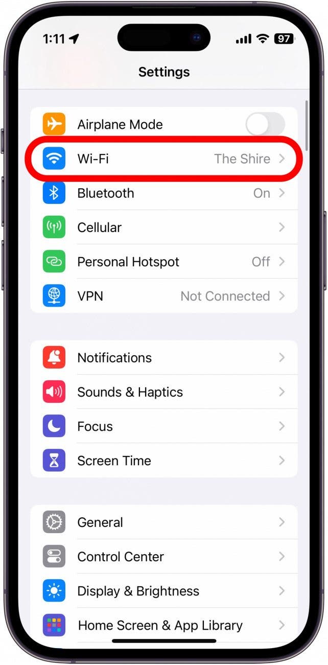 iPhone-Einstellungen mit rot eingekreister WLAN-Option