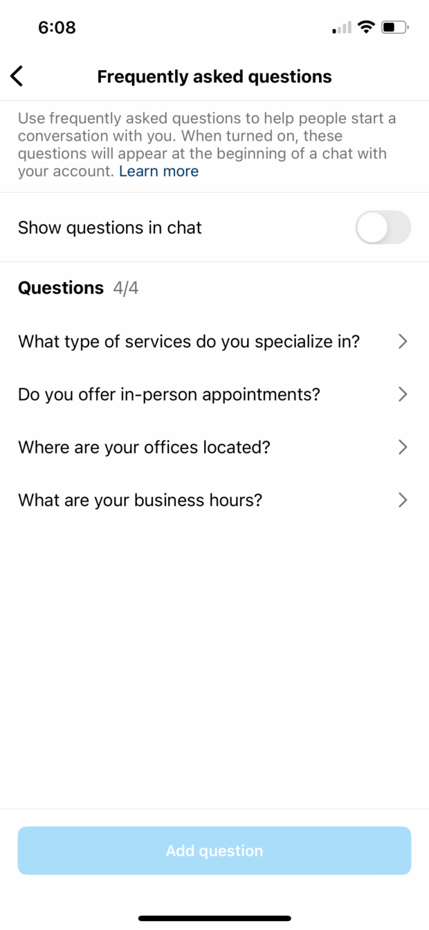 Das Menü mit häufig gestellten Fragen.  Hier werden Beispielfragen angezeigt (z. B. „Auf welche Art von Dienstleistungen sind Sie spezialisiert?“).