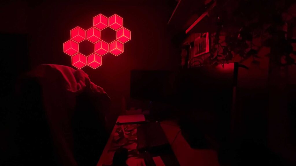 10 Govee Glide Hexagon Light Panels Ultra werden im Dunkeln als Nachtlicht verwendet.