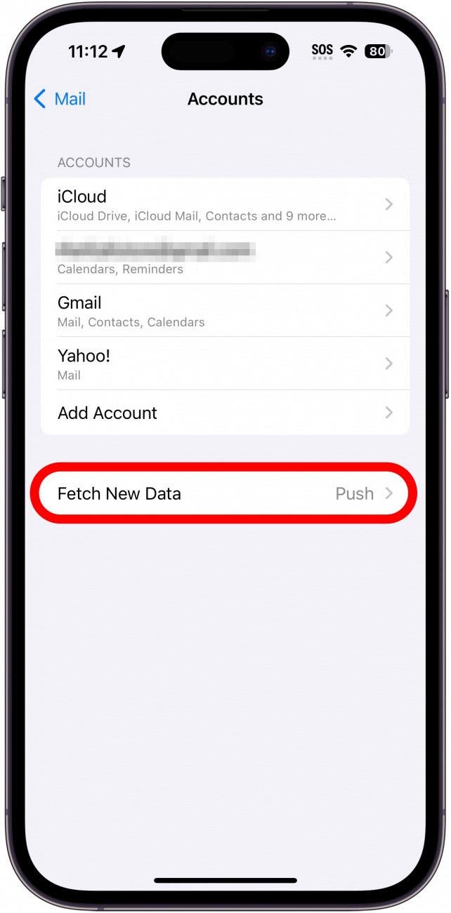 iPhone-Mail-Kontoeinstellungen mit rot eingekreistem Abruf neuer Daten