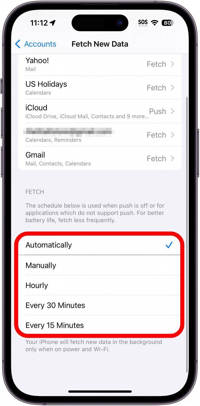 E-Mail-Abrufeinstellungen für das iPhone mit rot eingekreisten Optionen für die Abrufhäufigkeit
