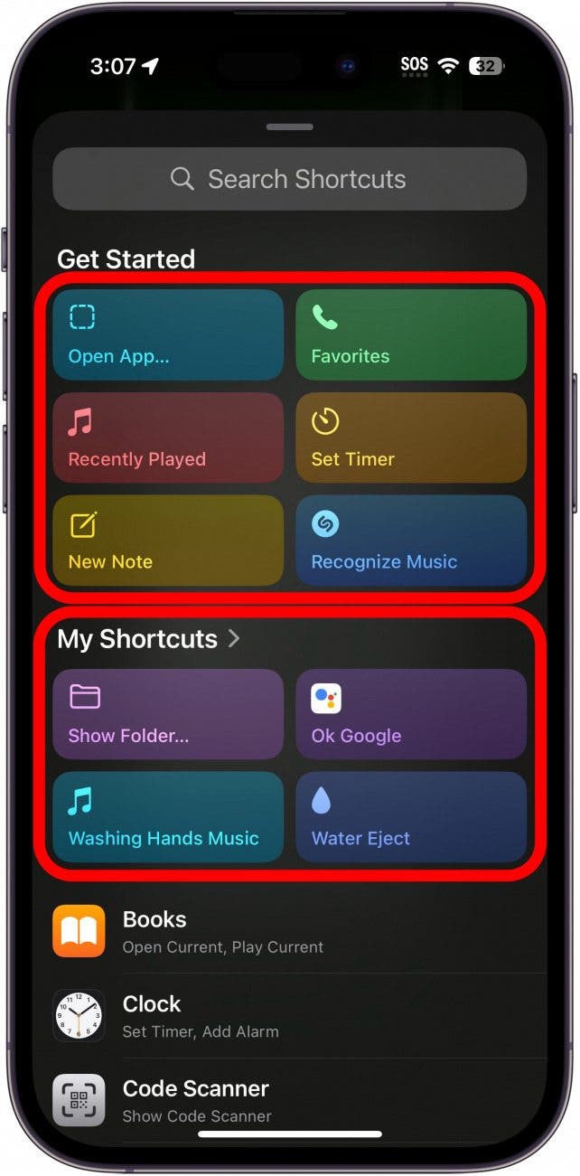 Einstellungen der iPhone-Aktionsschaltflächen, die die verschiedenen auswählbaren Verknüpfungen anzeigen, mit einem roten Kreis um jeden Abschnitt