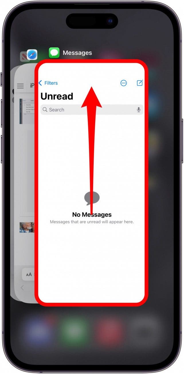 iPhone-App-Schalter mit einer rot eingekreisten App und einem nach oben zeigenden Pfeil, der anzeigt, dass zum Schließen der App nach oben gewischt werden muss