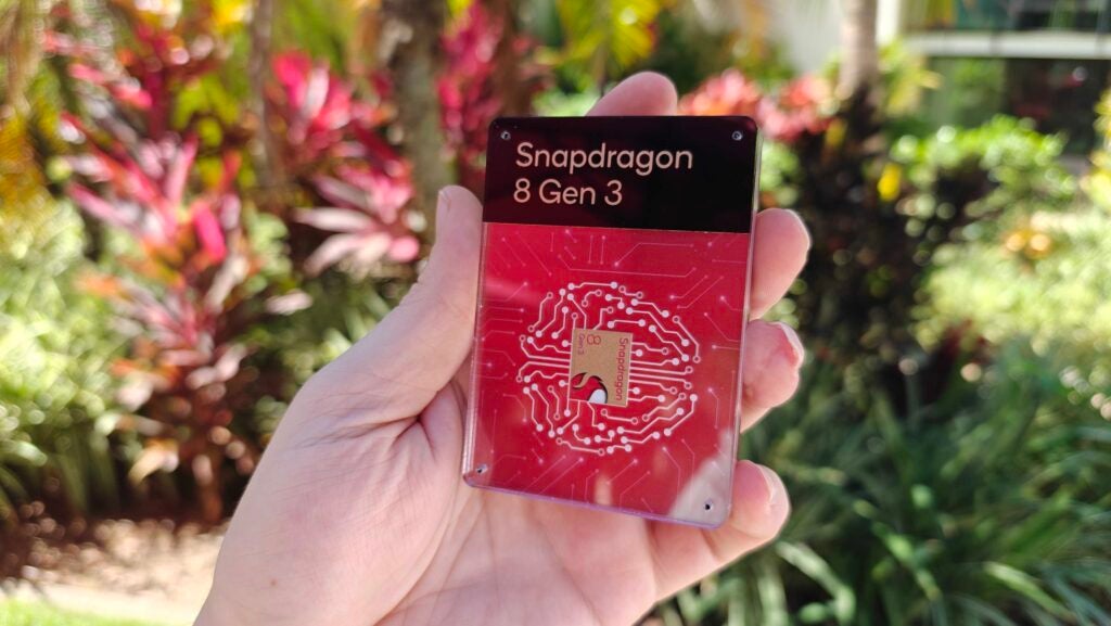 Snapdragon 8 Gen 3 Chipsatz in der Hand