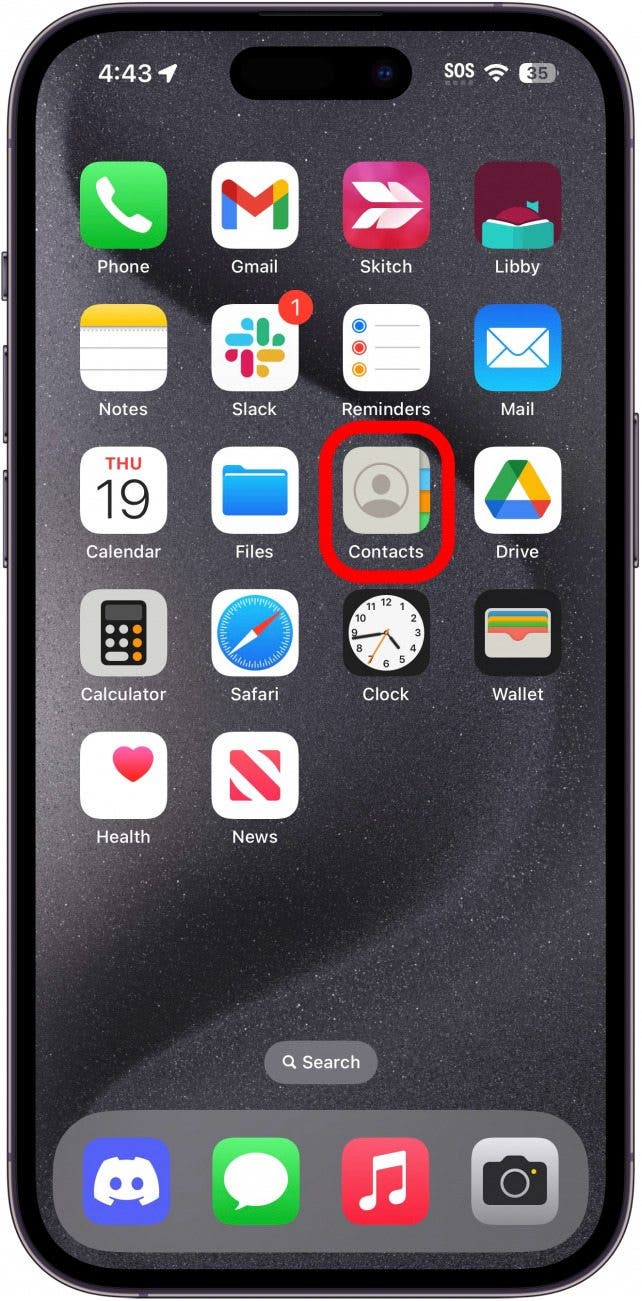 iPhone-Startbildschirm mit rot eingekreister Kontakte-App