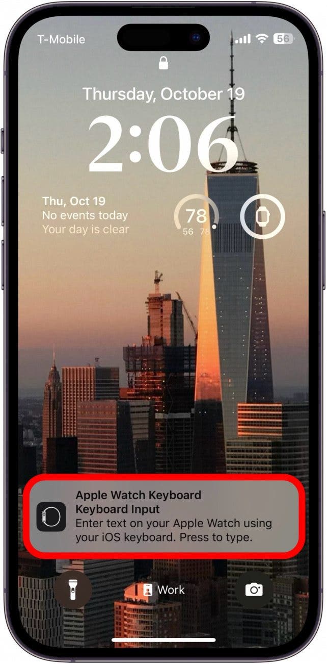 iPhone-Sperrbildschirm mit rot eingekreister Apple Watch-Tastaturbenachrichtigung