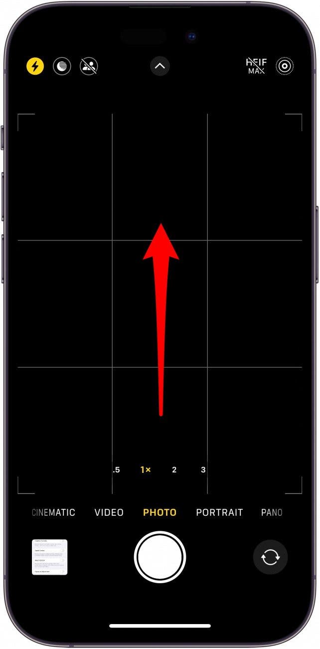 iPhone-Kamera-App mit rotem Pfeil in der Mitte des Bildschirms, der anzeigt, dass man nach oben wischen muss