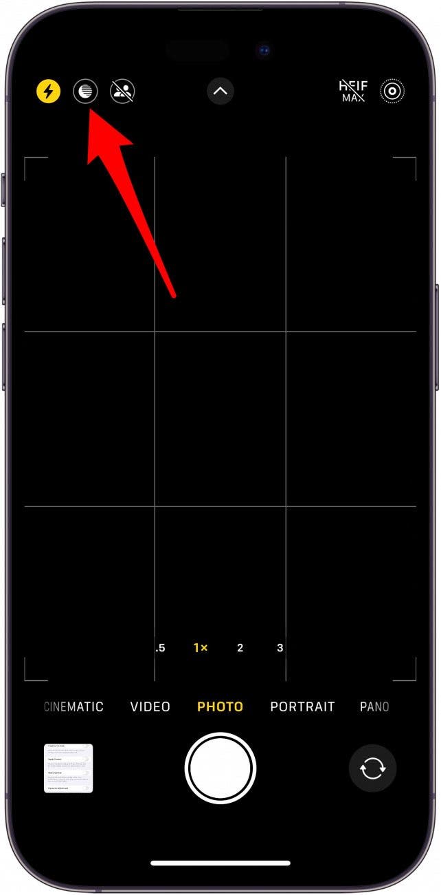 iPhone-Kamera-App mit rotem Pfeil, der auf das Nachtmodus-Symbol in der oberen linken Ecke zeigt