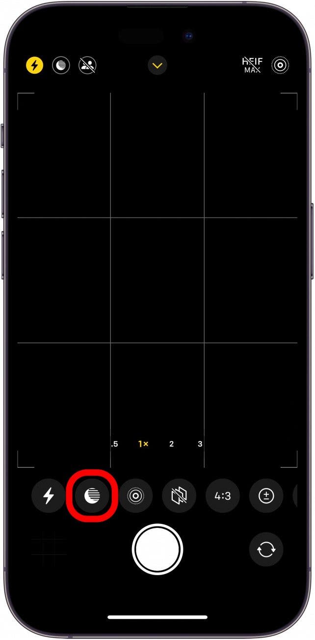 iPhone-Kamera-App mit rot eingekreistem Nachtmodus-Symbol