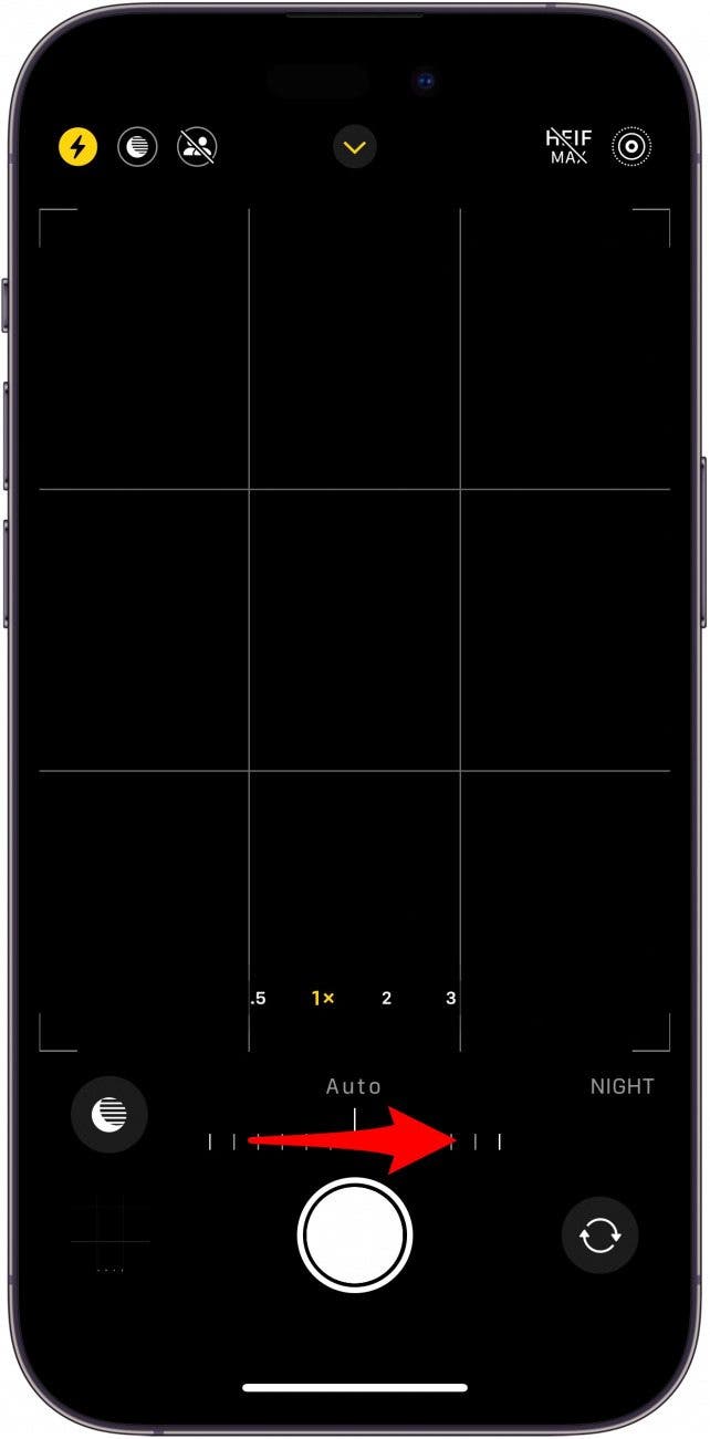 iPhone-Kamera-App mit Nachtmodus-Schieberegler und einem roten Pfeil, der nach rechts zeigt und anzeigt, dass man nach rechts wischen muss