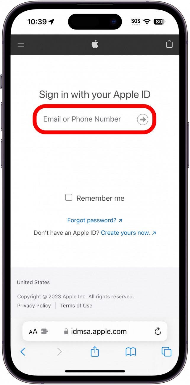 Auf der iPhone-Safari-Webseite mysupport.apple.com wird die Anmeldeaufforderung angezeigt, das Feld für die E-Mail-Adresse ist rot eingekreist