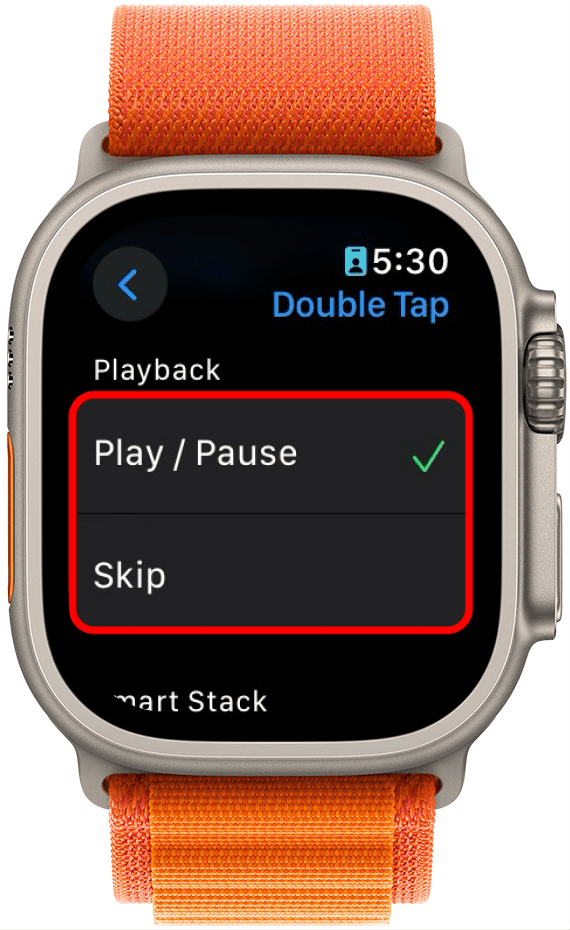 Apple Watch-Doppeltippeinstellungen mit rot eingekreisten Wiedergabemenüoptionen (Wiedergabe/Pause und Überspringen).