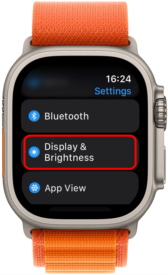 Stellen Sie zunächst sicher, dass „Wake on Wrist Raise“ aktiviert ist, indem Sie „Display & Brightness“ auswählen.