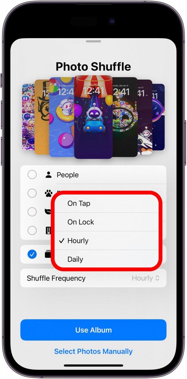 iPhone-Foto-Shuffle-Frequenzeinstellungen mit rot eingekreistem Optionsmenü „Beim Tippen“, „Beim Sperren“, „Stündlich“ und „Täglich“.
