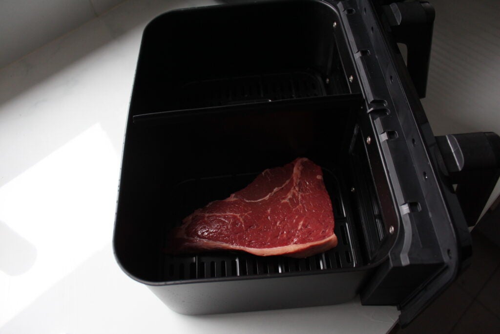 Salter Fuzion Dual Air Fryer zum Kochen von Steaks