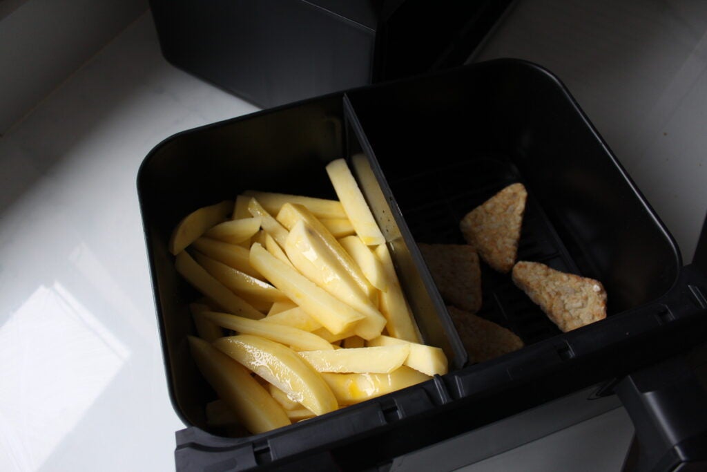Salter Fuzion Dual Air Fryer Chips und Rösti vor dem Kochen