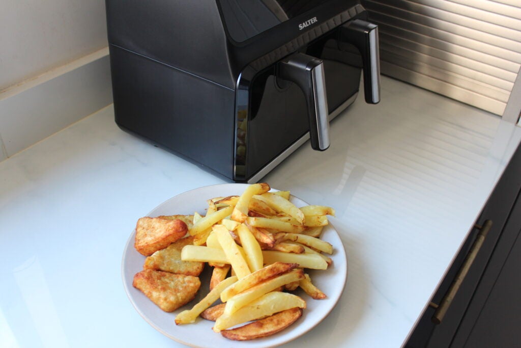 Salter Fuzion Dual Air Fryer fertigt Chips und Rösti an