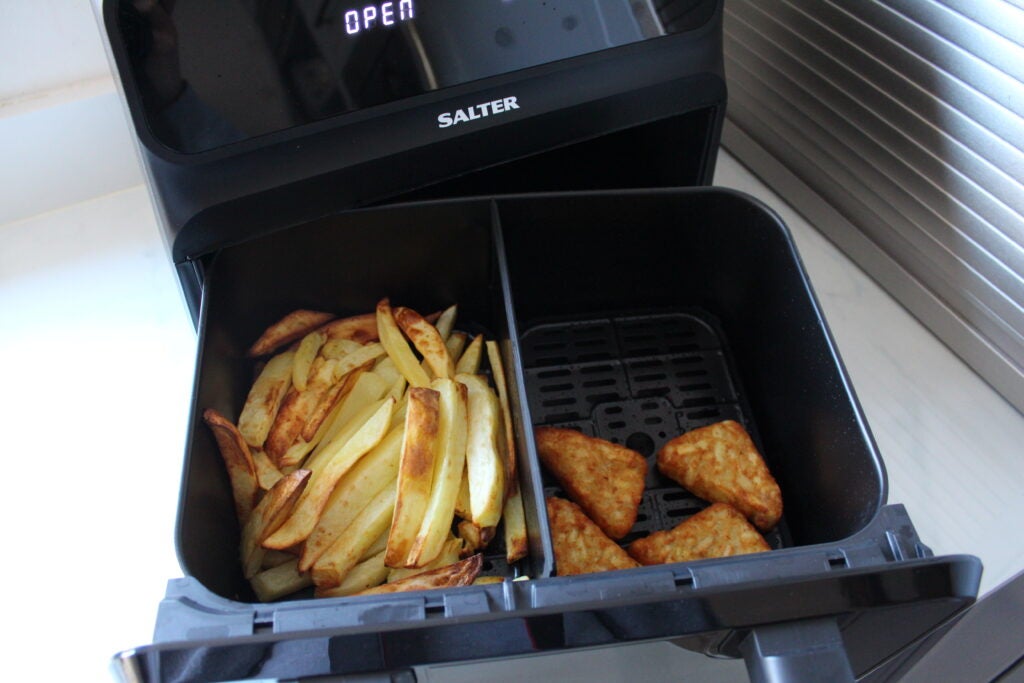 Salter Fuzion Dual Air Fryer, gekochte Pommes und Rösti in der Schublade