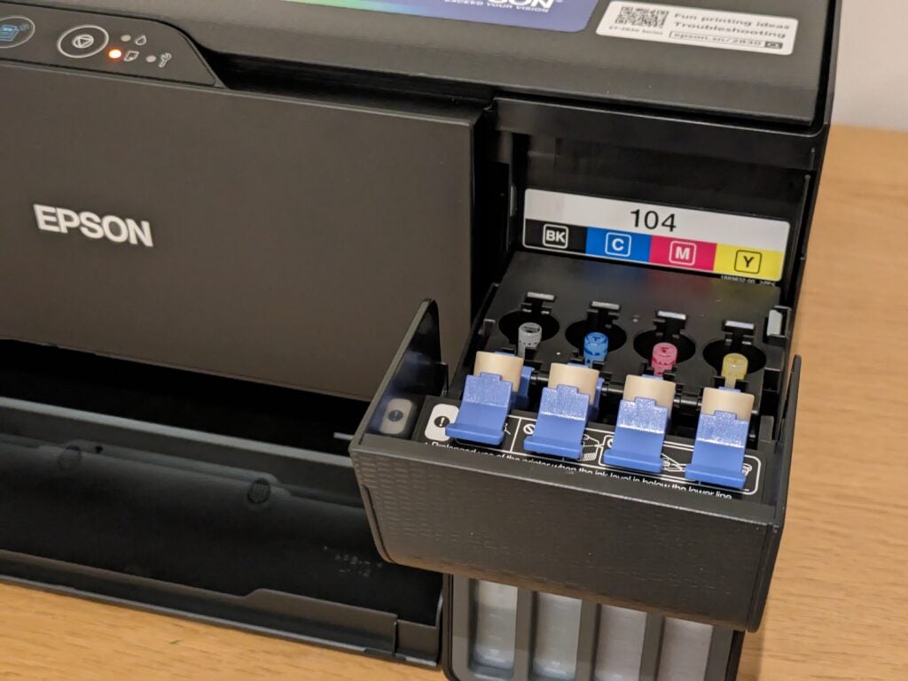 Auf der rechten Seite des Druckers öffneten sich die Tintentankdeckel