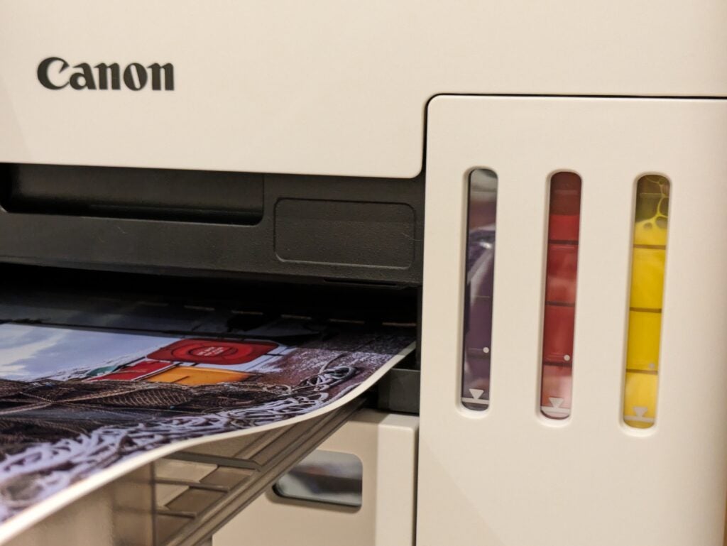 Detailaufnahme der Tintentankfüllstände, während ein Foto gedruckt wird