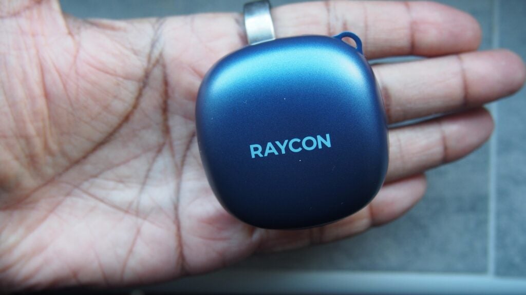 Raycon Fitness Earbuds-Etui in der Hand