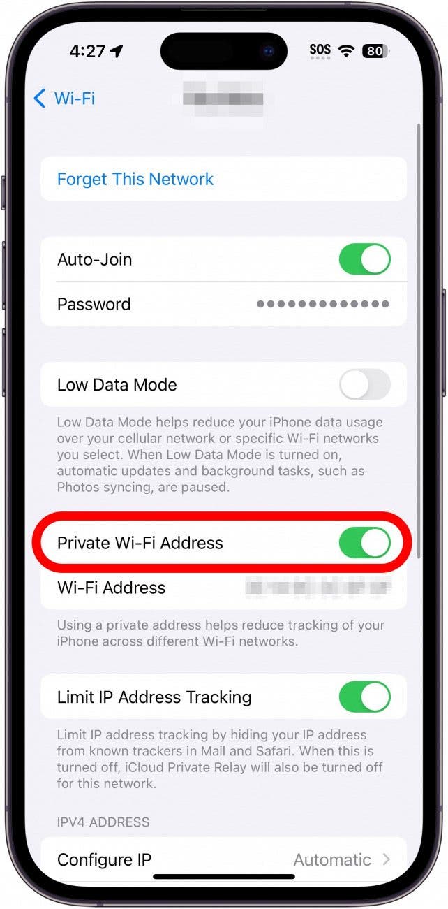 Wi-Fi-Einstellungen des iPhones mit einem roten Kästchen um den Schalter für die private Wi-Fi-Adresse