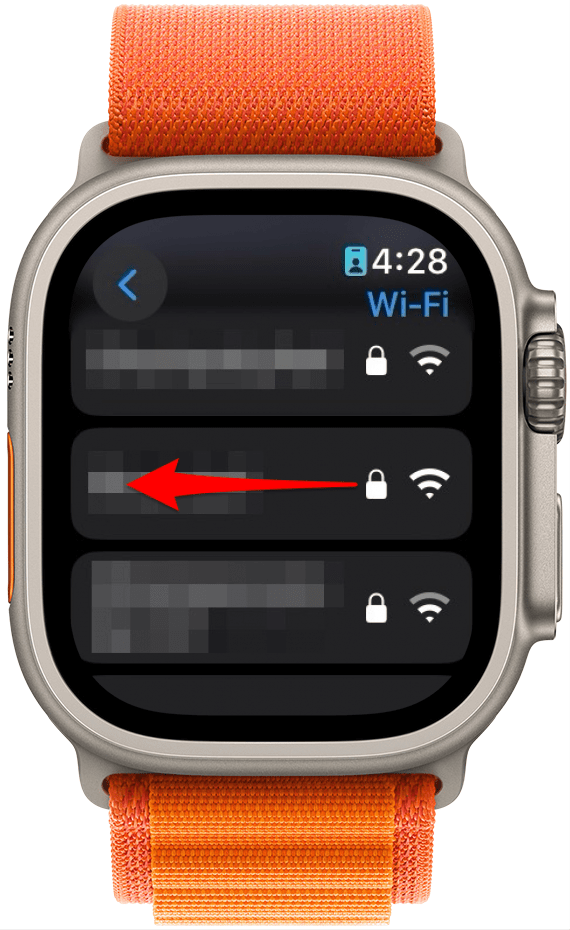 Liste der Wi-Fi-Netzwerke der Apple Watch mit einem roten Pfeil, der nach links zeigt und anzeigt, dass man nach links wischen muss