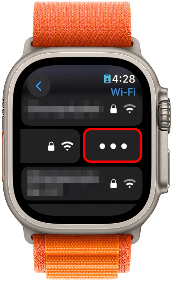 Liste der Wi-Fi-Netzwerke der Apple Watch mit einem roten Kästchen um die Menüschaltfläche mit den drei Punkten
