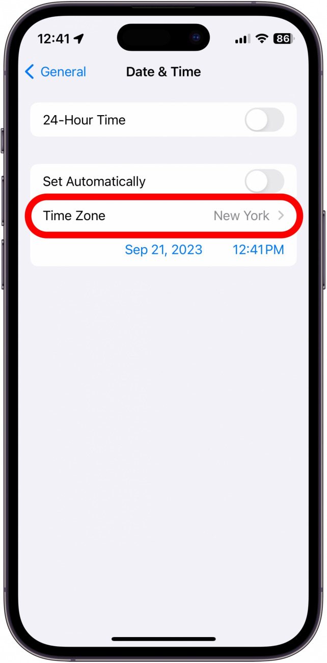 Datums- und Uhrzeiteinstellungen des iPhone mit rot eingekreister Zeitzone