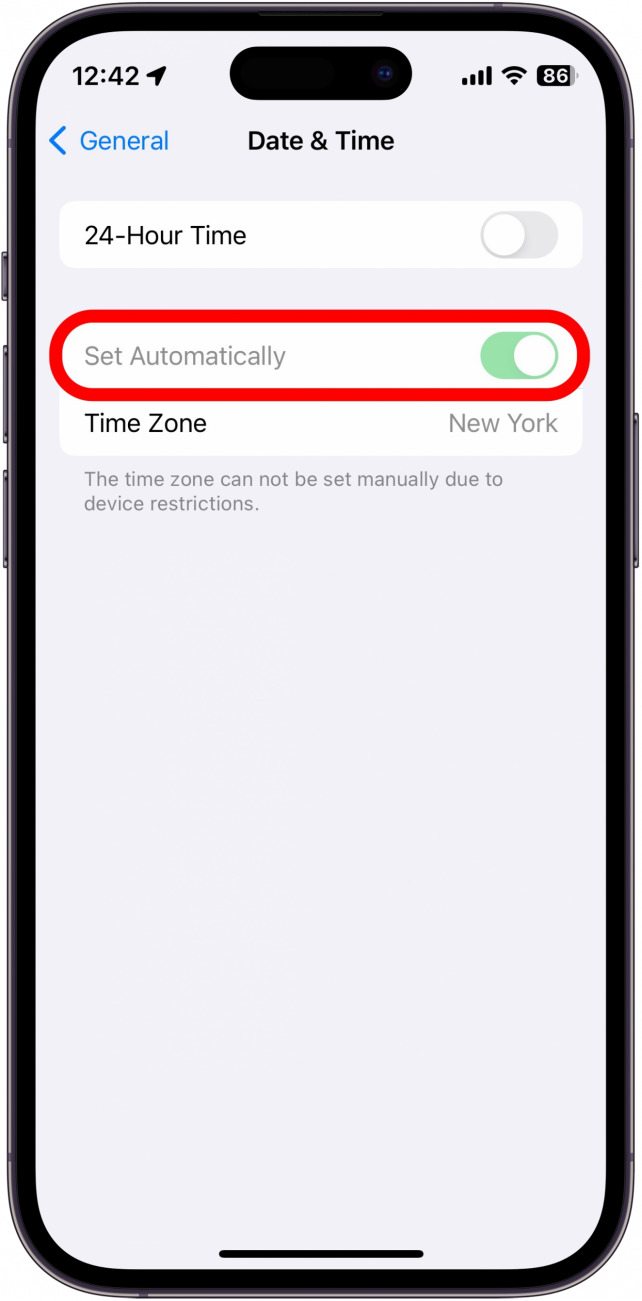 Die Datums- und Uhrzeiteinstellungen des iPhone werden automatisch ausgegraut angezeigt, was darauf hinweist, dass die Einstellung nicht geändert werden kann
