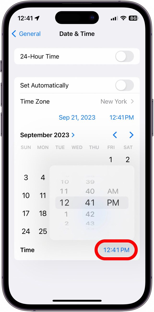 Datums- und Uhrzeiteinstellungen des iPhone mit rot eingekreister Uhrzeit