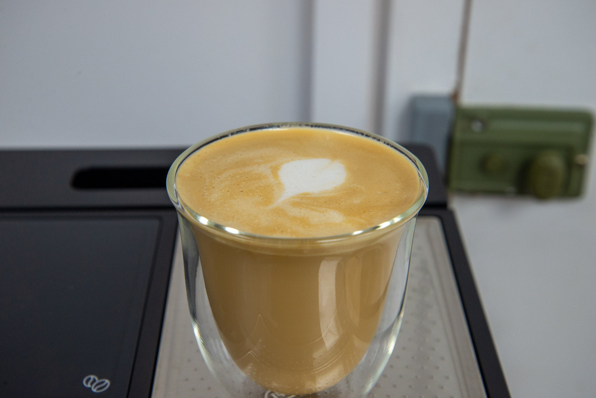 Beko CaffeExperto Bean To Cup Kaffeemaschine Dampfstab flach weiß