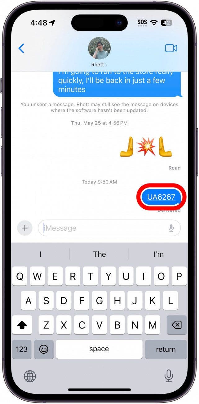 Bildkonversation mit einem roten Kreis um einen Text, der die Flugnummer UA6267 enthält