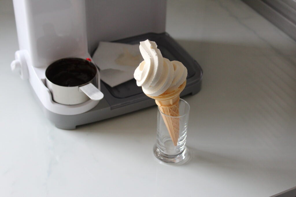 Cuisinart Soft Serve Ice Cream Maker Eis in einer Waffel