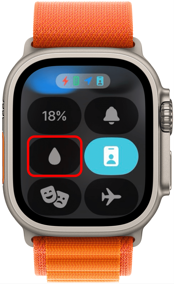 Kontrollzentrum der Apple Watch mit rot eingekreister Wassersperrtaste (ein Wassertropfensymbol).