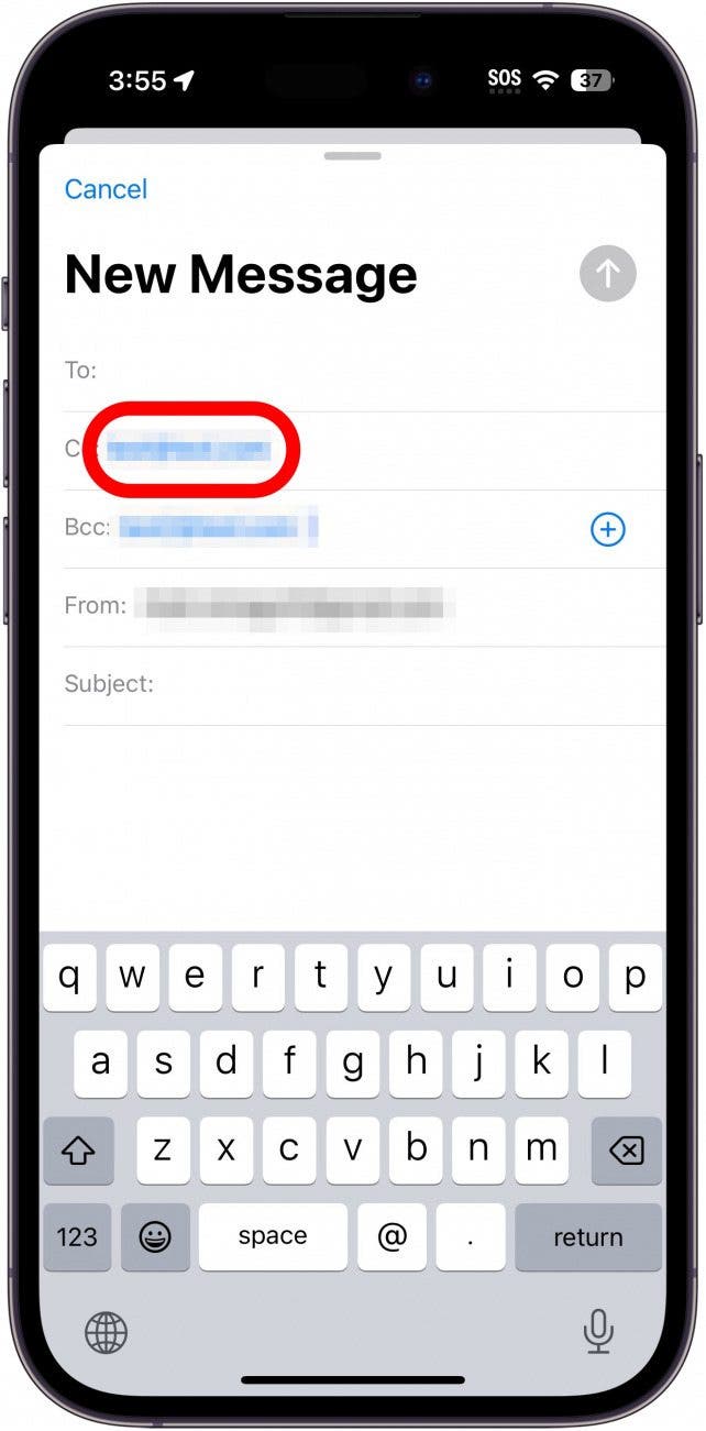 iPhone-Mail-App mit E-Mail-Adresse im CC-Feld, rot eingekreist, was darauf hinweist, dass Sie lange drücken müssen