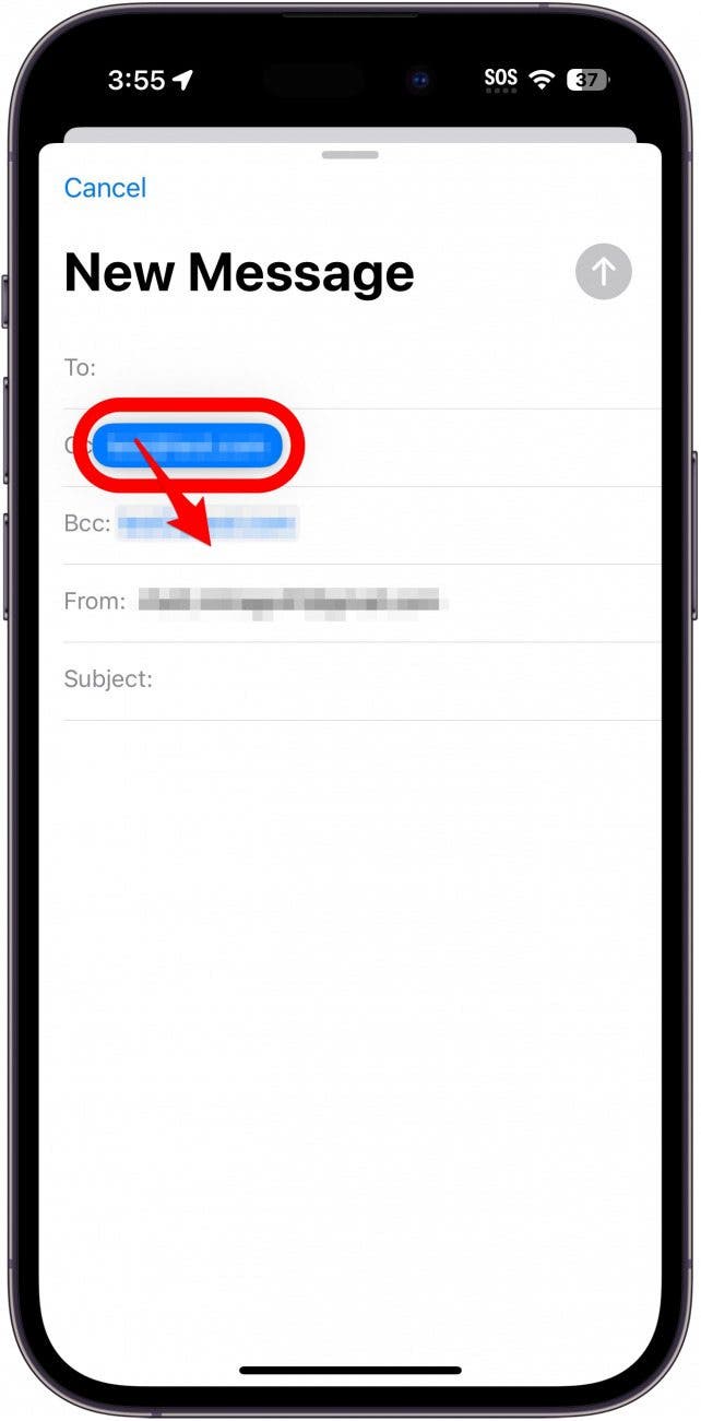 iPhone-Mail-App mit E-Mail-Adresse im Cc-Feld, blau hervorgehoben und rot eingekreist, mit einem roten Pfeil, der auf das Bcc-Feld zeigt und angibt, es in das Bcc-Feld zu ziehen