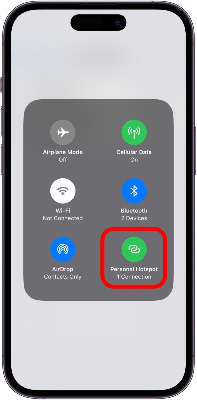 Das iPhone-Kontrollzentrum wechselt mit dem rot eingekreisten Hotspot-Symbol und zeigt an, dass 1 Gerät angeschlossen ist