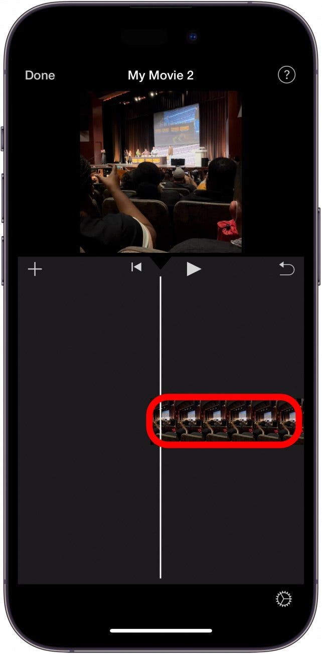 iPhone-Imovie-App mit Videoclip in der Timeline, rot eingekreist