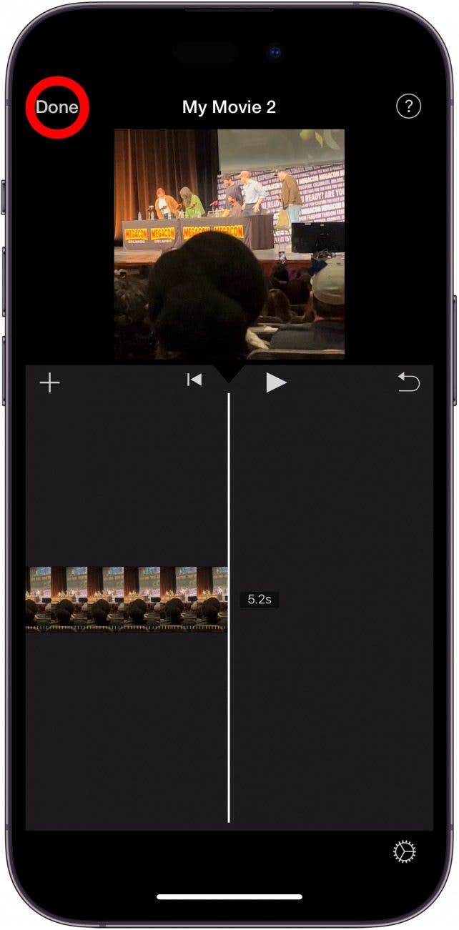 Timeline-Bildschirm der iPhone Imovie-App mit rot eingekreister Schaltfläche „Fertig“.