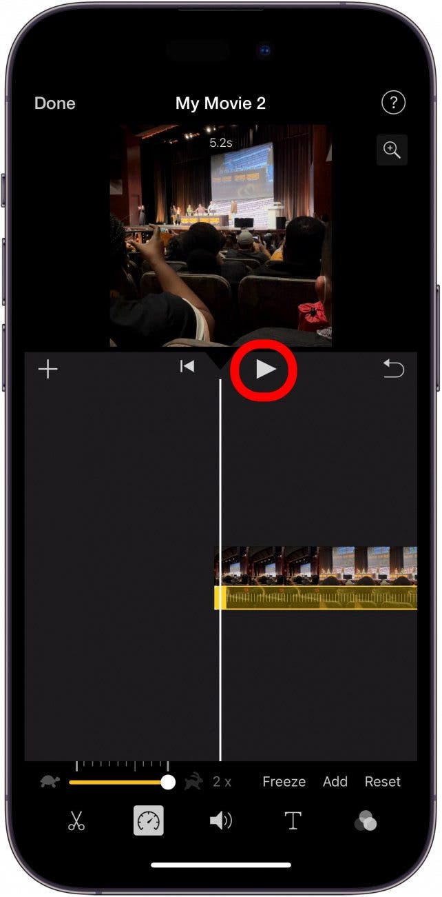Timeline-Bildschirm der iPhone Imovie-App mit rot eingekreister Wiedergabetaste