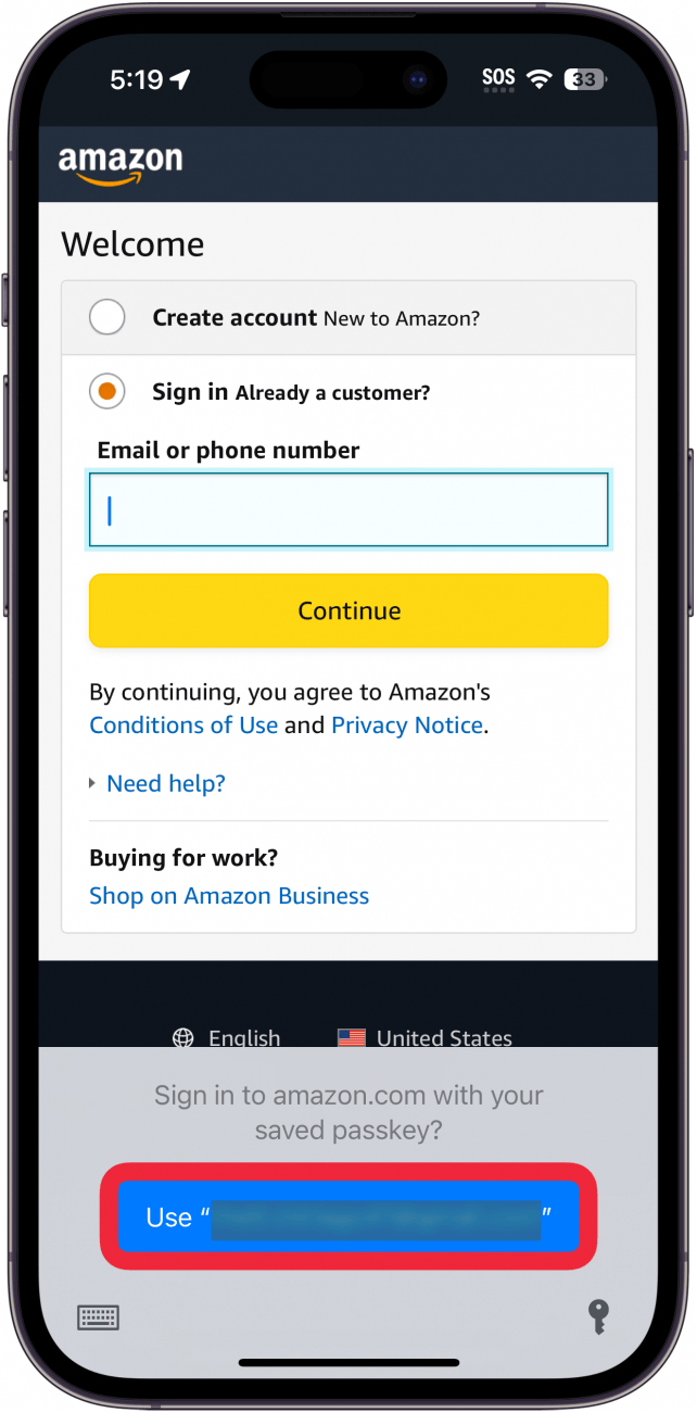 Die Amazon-Anmeldeseite wird in Safari mit „Anmelden bei“ geöffnet [website.com] mit der rot eingekreisten Schaltfläche Ihres gespeicherten Passkeys