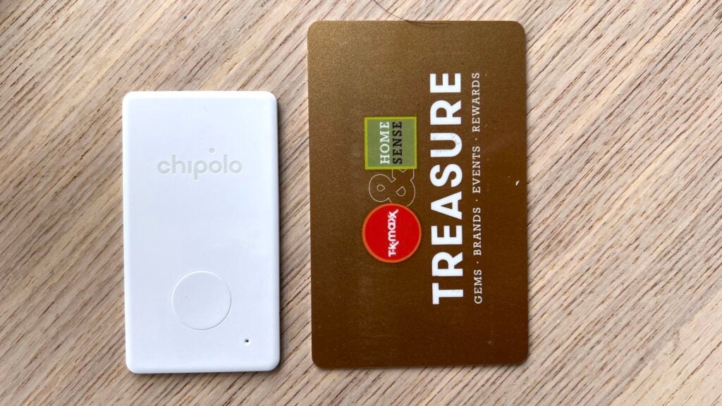 Chipolo Card neben einer Kreditkarte