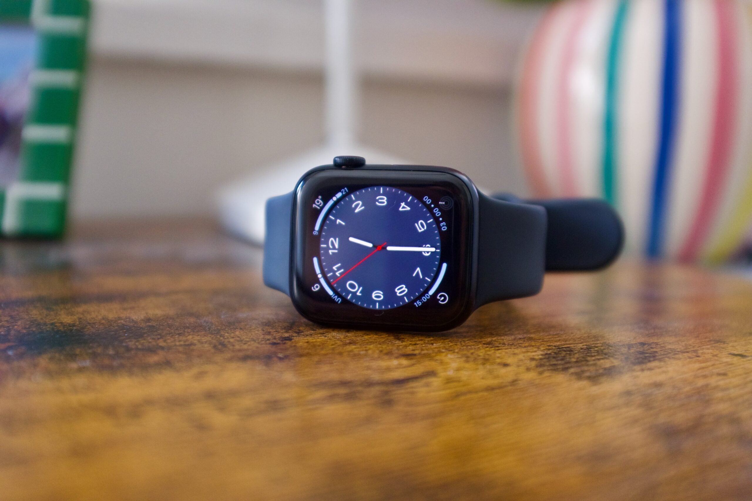 Apple Watch SE 2 Vorderseite mit Uhr