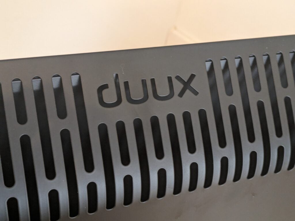 Detailaufnahme der oberen hinteren Lüftungsschlitze, die mit dem Duux-Logo versehen sind