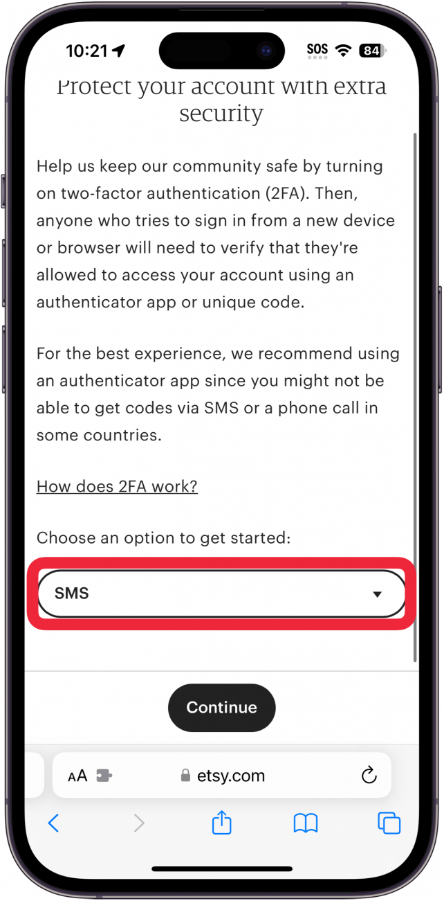 iPhone Safari mit Etsy-Einrichtung der Multi-Faktor-Authentifizierung und einem roten Kästchen um das Dropdown-Menü, in dem SMS angezeigt werden