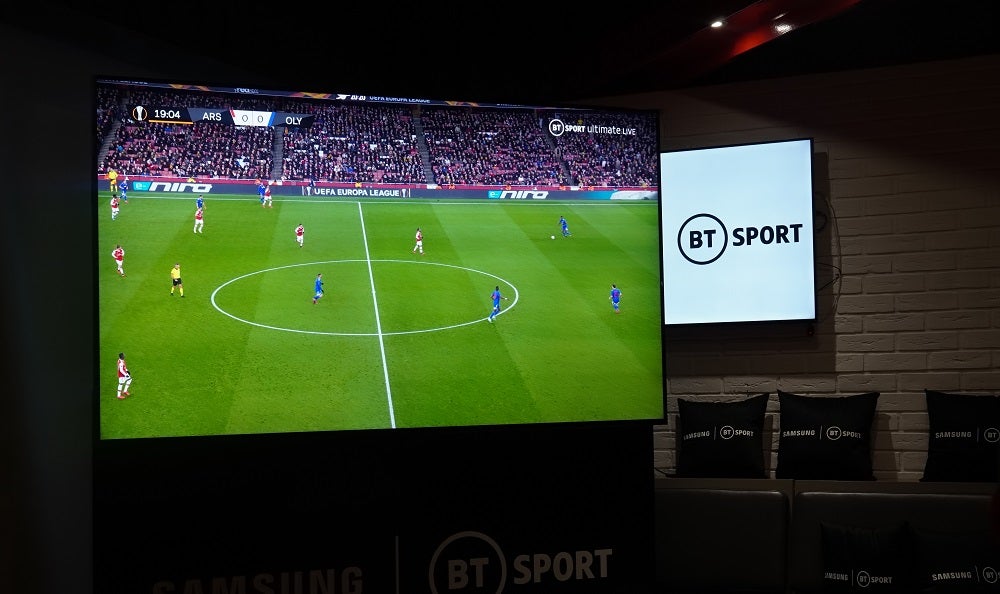 Ein schwarzer Samsung 8K-Fernseher, der ein Fußballspiel auf BT Sport zeigt