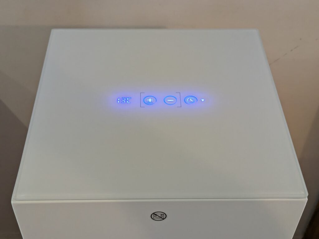 Aufnahme des oberen Bedienfelds mit blau beleuchteten Touch-Bedienelementen