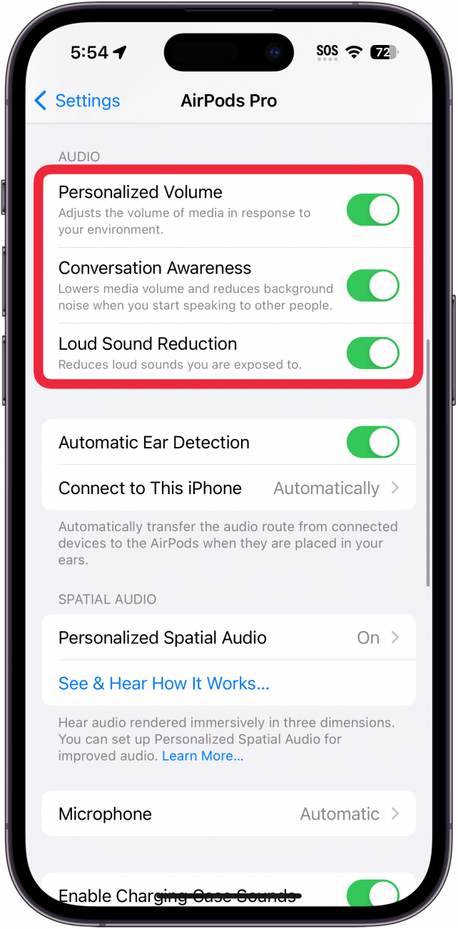 Einstellungsbildschirm für iPhone Airpods mit einem roten Kästchen um den Abschnitt mit den Audioeinstellungen mit Schaltern für personalisierte Lautstärke, Gesprächserkennung und Reduzierung lauter Geräusche